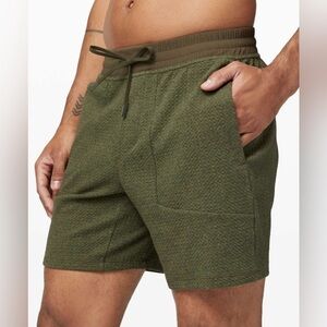 Lululemon At Ease Short 7"
Dark Olive / Black Size Small